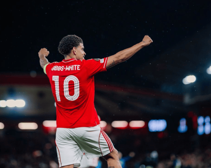 红牌！英超劲旅险胜：挺进欧联杯4强，将对决维拉，争夺决赛名额